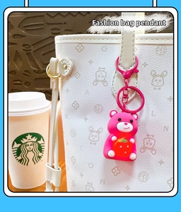 Dettaglio di un ciondolo per borsa orso fragola in silicone rosa con anello in metallo