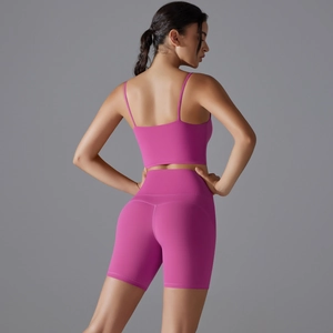 Dettaglio del completo sportivo con reggiseno e pantaloncini a vita alta rosa