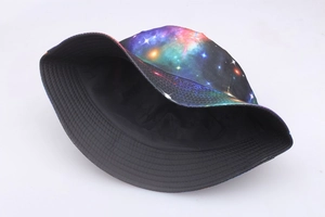 Détail d'un chapeau bob réversible avec un imprimé galaxie vibrant et une doublure noire