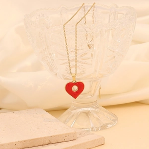 Collier en chaîne dorée avec pendentif cœur en émail rouge et découpe circulaire