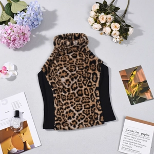 Posa piatta di uno scaldacollo leopardato in finta pelliccia con accessori di stile