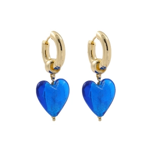 Créoles dorées vintage avec pendentifs en verre en forme de cœur bleu sur fond blanc