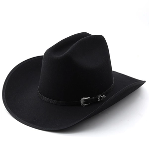 Détail du chapeau de cowboy noir avec bandeau en cuir et boucle argentée vintage