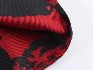 Vue macro de la texture du tissu jacquard rouge et noir avec tissage sergé et couture