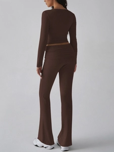 Vue arrière du mannequin portant un ensemble de yoga marron foncé ajusté avec pantalon évasé
