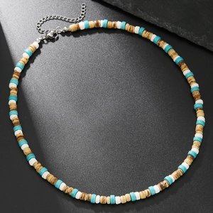 Dettaglio della collana girocollo con dischi di turchese e legno e chiusura a moschettone