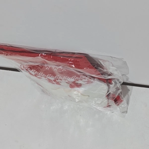 Details einer rot-weißen 3D-Weihnachtsmann-Stuhlhusse in transparenter Verpackung