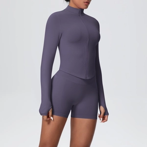 Détail d'ensemble de yoga côtelé violet avec veste à col montant zippée et passe-pouces
