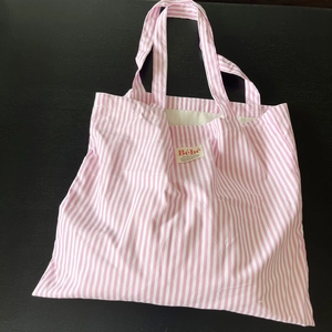 Dettaglio della borsa tote in tela a righe rosa e bianche con etichetta Bébé