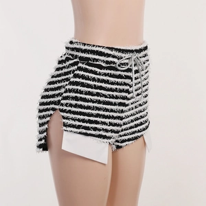 Détail du short à rayures noir et blanc avec texture frangée et cordon argenté