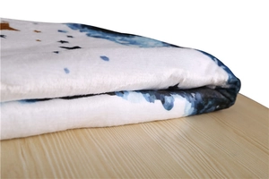 Nahaufnahme der dicken Flanell-Babydecke mit blauen Stern- und Mondmustern