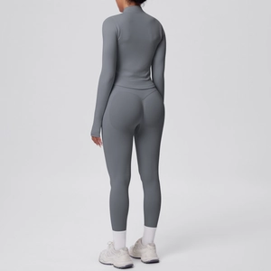 Vista posteriore di un set yoga grigio scuro senza cuciture con leggings e maglia a maniche lunghe