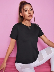 Détail du haut de yoga noir ample avec dos en mesh respirant pour fitness et course