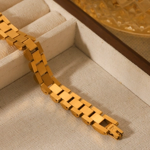 Bracelet pour femme en acier inoxydable plaqué or 18 carats avec finition brossée
