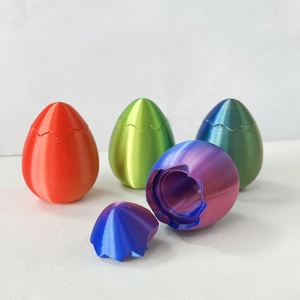 Detailansicht bunter 3D-Druck Ostereier mit Seidenglanz und praktischem Schraubverschluss