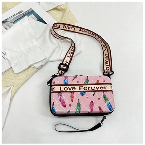 Détail d'une trousse à maquillage rose rigide avec motif plumes et sangle Forever Love