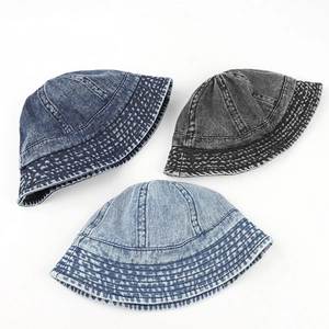 Trois bobs en denim vintage en bleu foncé, noir anthracite et nuances de bleu délavé clair