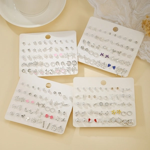 20 Paar elegante silberne Ohrstecker mit Perlen und Kristallen auf Karten-Set