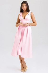 Détail de robe en satin rose à col en V montrant le tissu et les nœuds aux épaules
