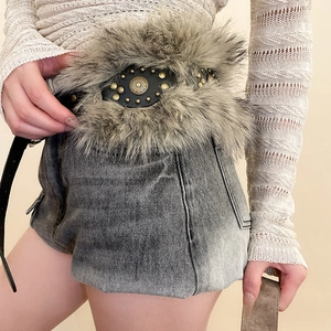 Vue détaillée de la ceinture en fausse fourrure avec patchwork de cuir et rivets fleuris