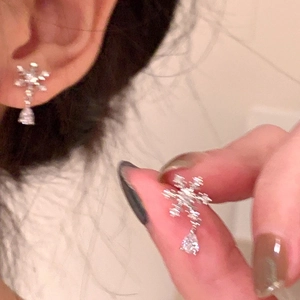 Élégantes boucles d'oreilles flocon de neige en argent avec zircons et pendentif goutte