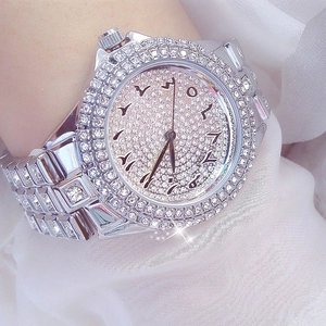 Montre de luxe pour femme en diamants avec chiffres indiens et bracelet en métal argenté