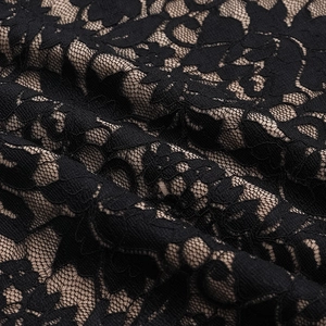 Vue macro détaillée des motifs de dentelle florale sur une robe ajustée élégante