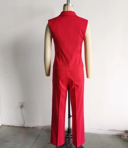 Vue arrière d'un ensemble élégant rouge avec gilet de costume et pantalon droit sur mannequin
