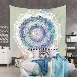 Détail de la tapisserie mandala bleue et beige sur un mur de chambre texturé