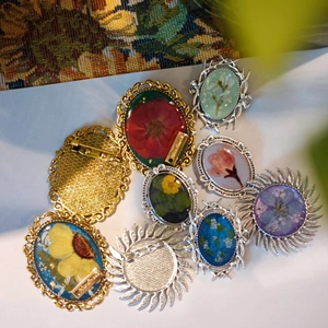 Handmade vintage botanical resin brooches with dried flowers in gold and silver metal frames