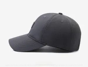 Seitenansicht der dunkelgrauen Baseballkappe mit verstärkten Nähten und Belüftungslöchern