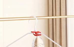 Detail showing white non-slip hanger holding heavy water bottles to demonstrate load capacity