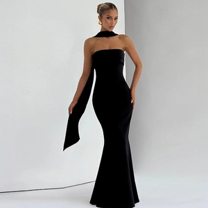 Gros plan sur une robe sirène noire bustier élégante avec son tour de cou assorti chic