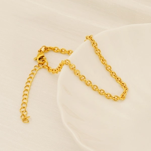 Detail of 18K gold plated stainless steel O-chain with lobster clasp and extender