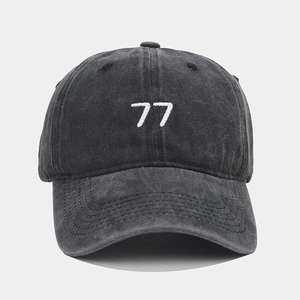 Détail de la broderie 77 blanche sur une casquette de baseball rétro en coton lavé