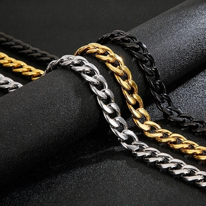 Collana a catena cubana lucida in acciaio al titanio da uomo nei colori argento, oro e nero