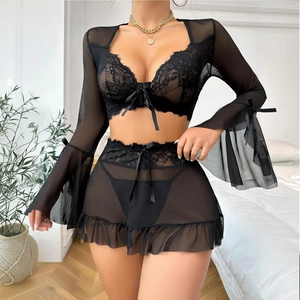 Détail du soutien-gorge en dentelle noire avec manches évasées en mesh et nœuds