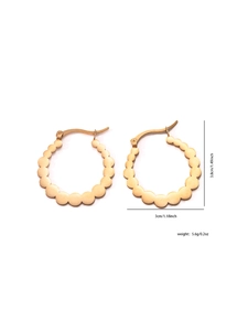 Detailansicht der 3,8 cm goldenen Creolen mit Wellenrand aus hochwertigem Edelstahl