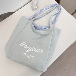 Détail du sac cabas bleu clair avec imprimé Bonjour et doublure motif léopard contrastée
