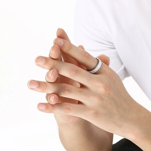 Anello minimalista da 6mm in tungsteno sfaccettato con intarsio in ceramica bianca