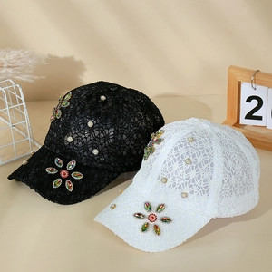 Détails des casquettes de baseball en dentelle avec fleurs en strass et perles