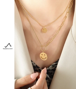 Detalle de los collares de doble capa de acero inoxidable con colgantes de sonrisa