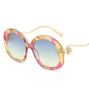Retro round frame sunglasses for women with gold metal temples and pearl accents