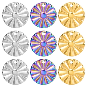 Vue détaillée de pendentifs circulaires texturés en métal argenté, doré et multicolore