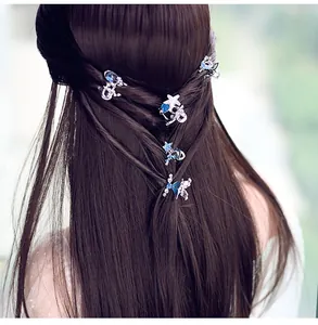 Dettaglio di mini mollette per capelli a stella in argento e gemme blu su acconciatura