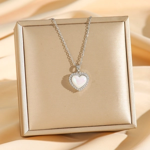 Collier cœur en acier titane avec zircons micro-pavés sur boîte cadeau dorée