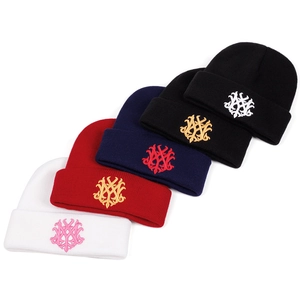 Gros plan détaillé de la broderie de logo colorée sur divers bonnets en maille