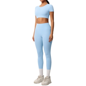 Ensemble de yoga bleu clair deux pièces avec haut court et legging taille haute