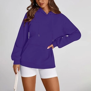Détail d'un sweat à capuche violet oversize avec cordon et poche kangourou