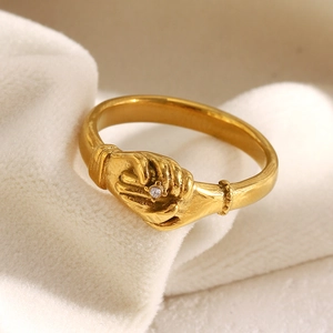 Bague Mains Serrées Acier Inoxydable Plaqué Or 18K Zircon Unique Style Fede Rétro Bijoux Élégants Pour Femmes